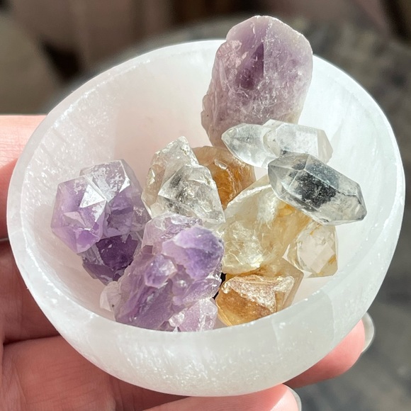 Genuine selenite hand carved bowl - 2 3/4” - Picture 13 of 13